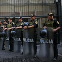 Agentes policiales montan guardia frente al edificio Faustino Sánchez Carrión, sede del poder legislativo, donde el Congreso peruano debatirá la destitución del presidente interino José Jeri, en Lima, el 17 de febrero de 2026.