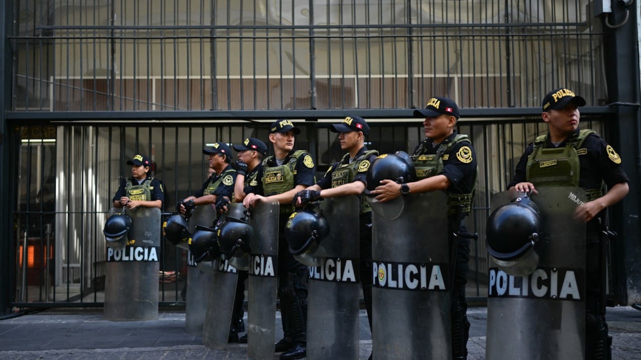Agentes policiales montan guardia frente al edificio Faustino Sánchez Carrión, sede del poder legislativo, donde el Congreso peruano debatirá la destitución del presidente interino José Jeri, en Lima, el 17 de febrero de 2026.