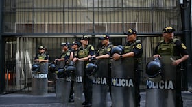 Agentes policiales montan guardia frente al edificio Faustino Sánchez Carrión, sede del poder legislativo, donde el Congreso peruano debatirá la destitución del presidente interino José Jeri, en Lima, el 17 de febrero de 2026.