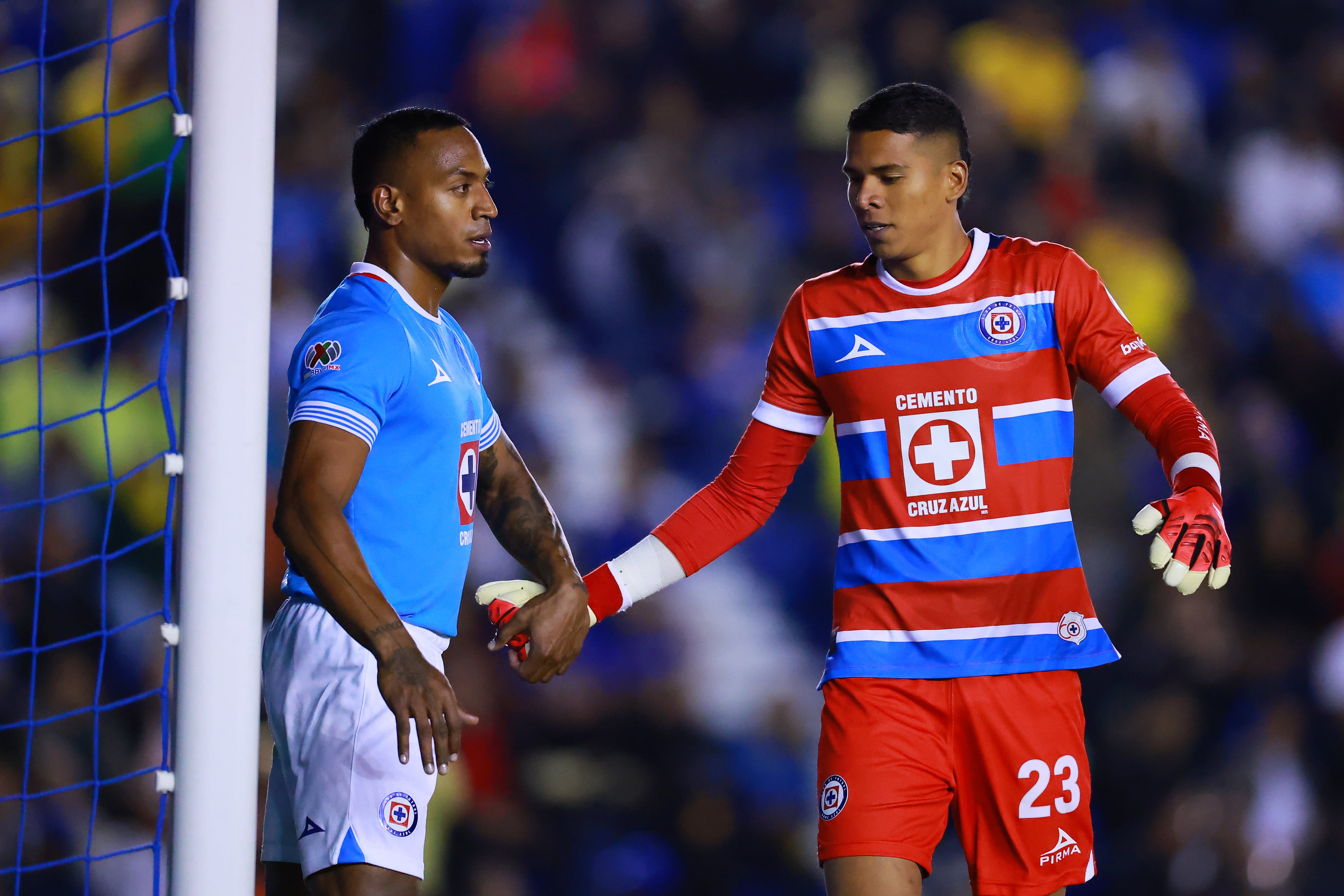 Kevin Mier y Willer Ditta son compañeros de Selección Colombia y Cruz Azul