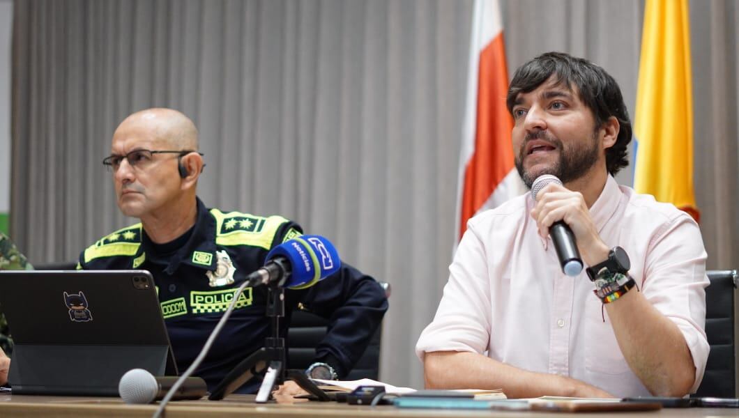 A la izquierda el brigadier general Jorge Urquijo y a la derecha el alcalde Jaime Pumarejo.