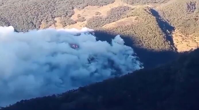 Un fuerte incendio se expande en el páramo Las Hermosas.