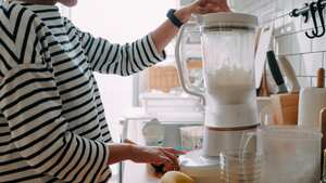 Si te gusta mucho la fruta y le agregas leche es posible que alguna vez hayas terminado con acidez de estómago.