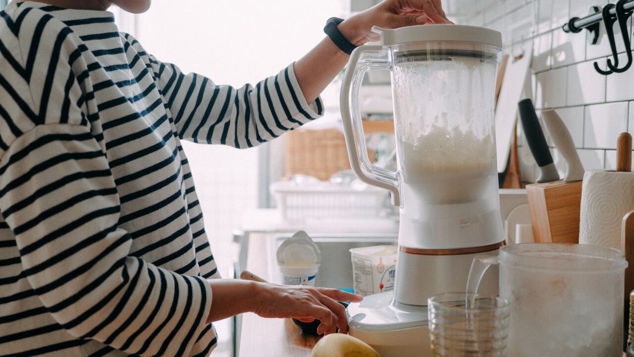 Si te gusta mucho la fruta y le agregas leche es posible que alguna vez hayas terminado con acidez de estómago.