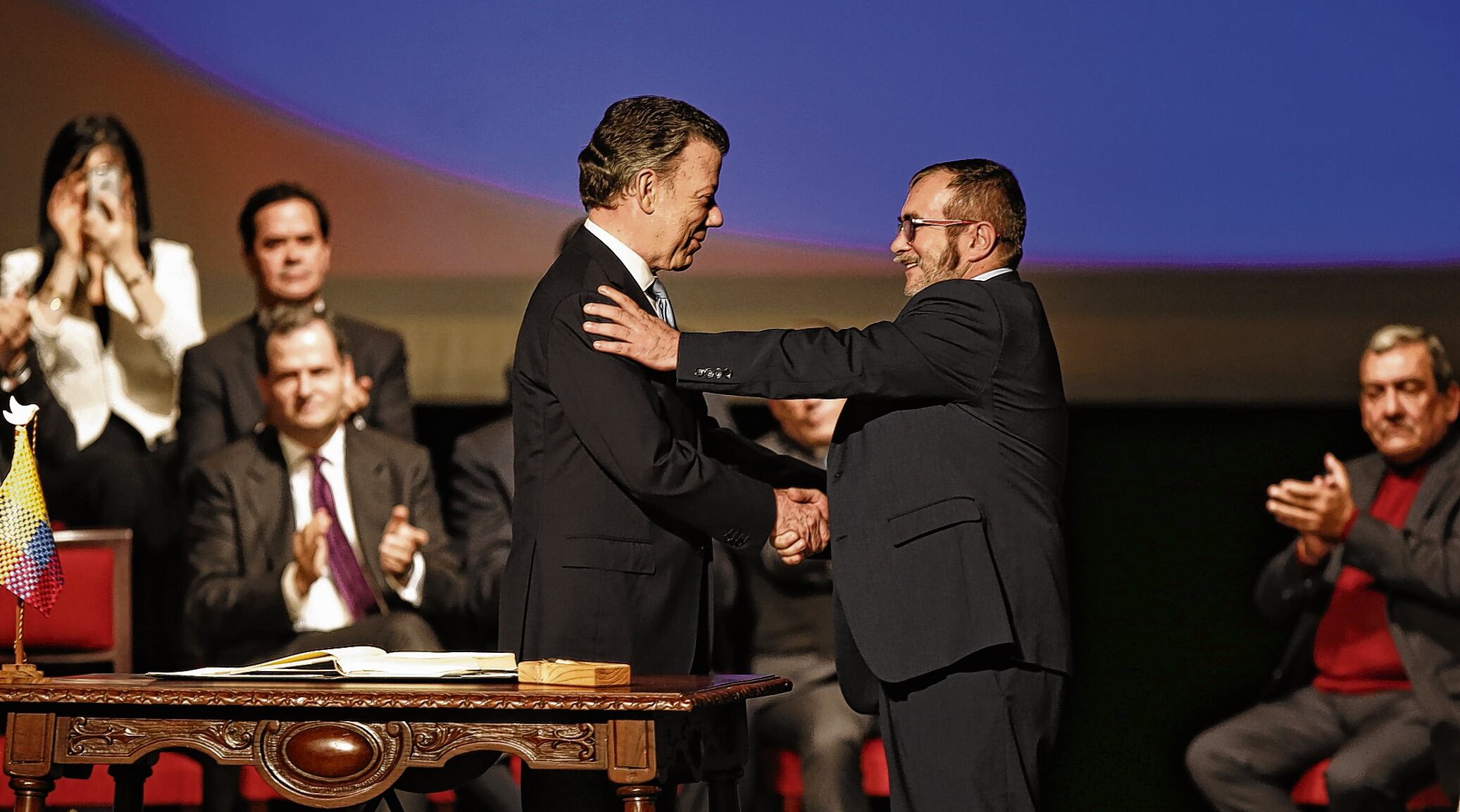 El 26 de noviembre de 2016, el presidente Juan Manuel Santos y Rodrigo Londoño, jefe máximo de las Farc, firmaron el Acuerdo Final de Paz.