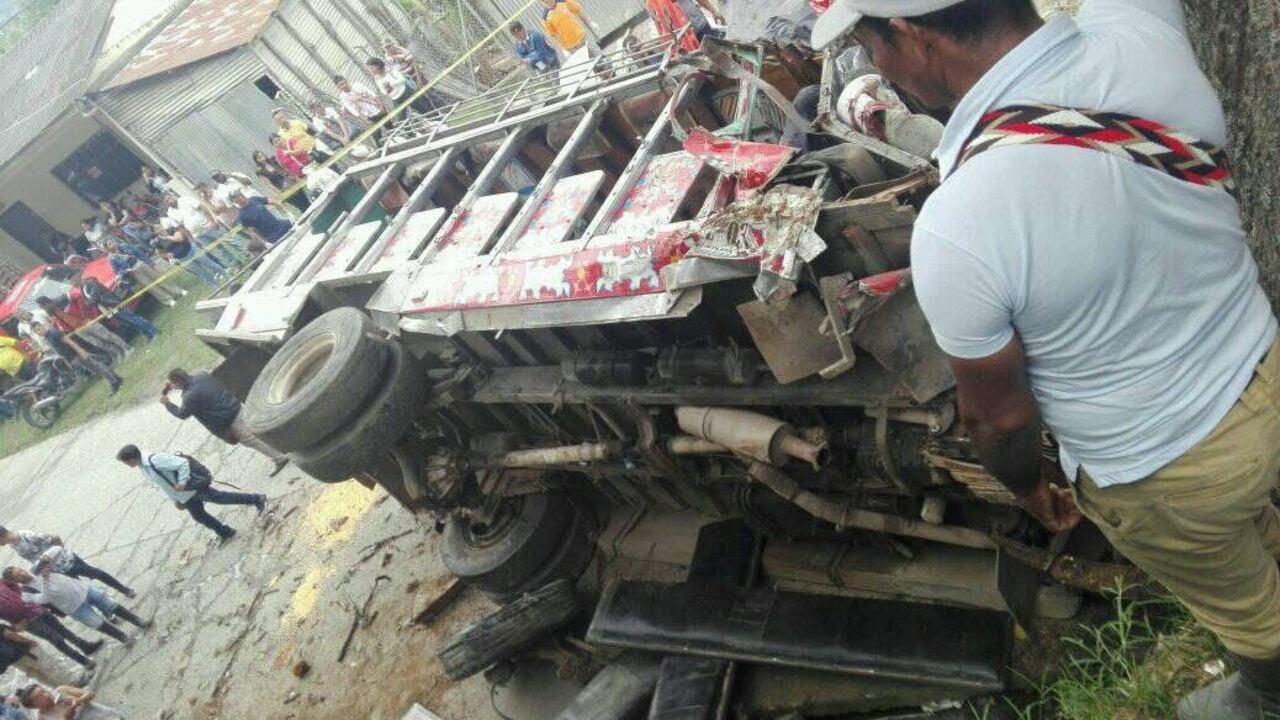 Las personas heridas son integrantes de uno de los resguardos ubicados en el oriente del Cauca, quienes aprovechan el día sábado para participar en la jornada de mercado en el casco urbano de Inzá.