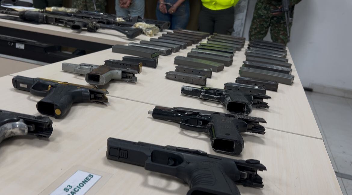 Armas decomisadas por el Ejército y la Policía.