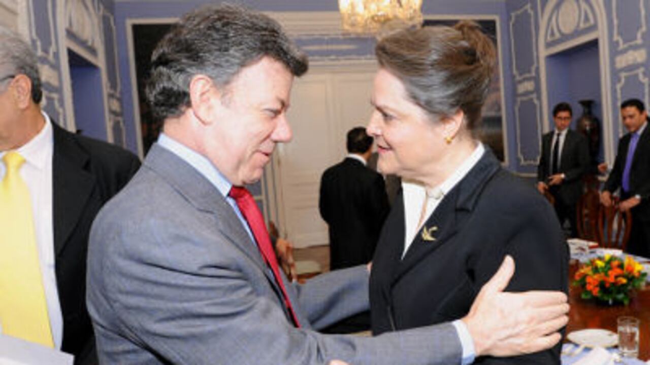 Clara López (der.) le énvió una carta al presidente Juan Manuel Santos en la que pide el retiro de la reforma a la Justicia. La imagen corresponde a la reunión que en 2010 el presidente sostuvo con la presidenta del único partido de oposición a su gobierno.