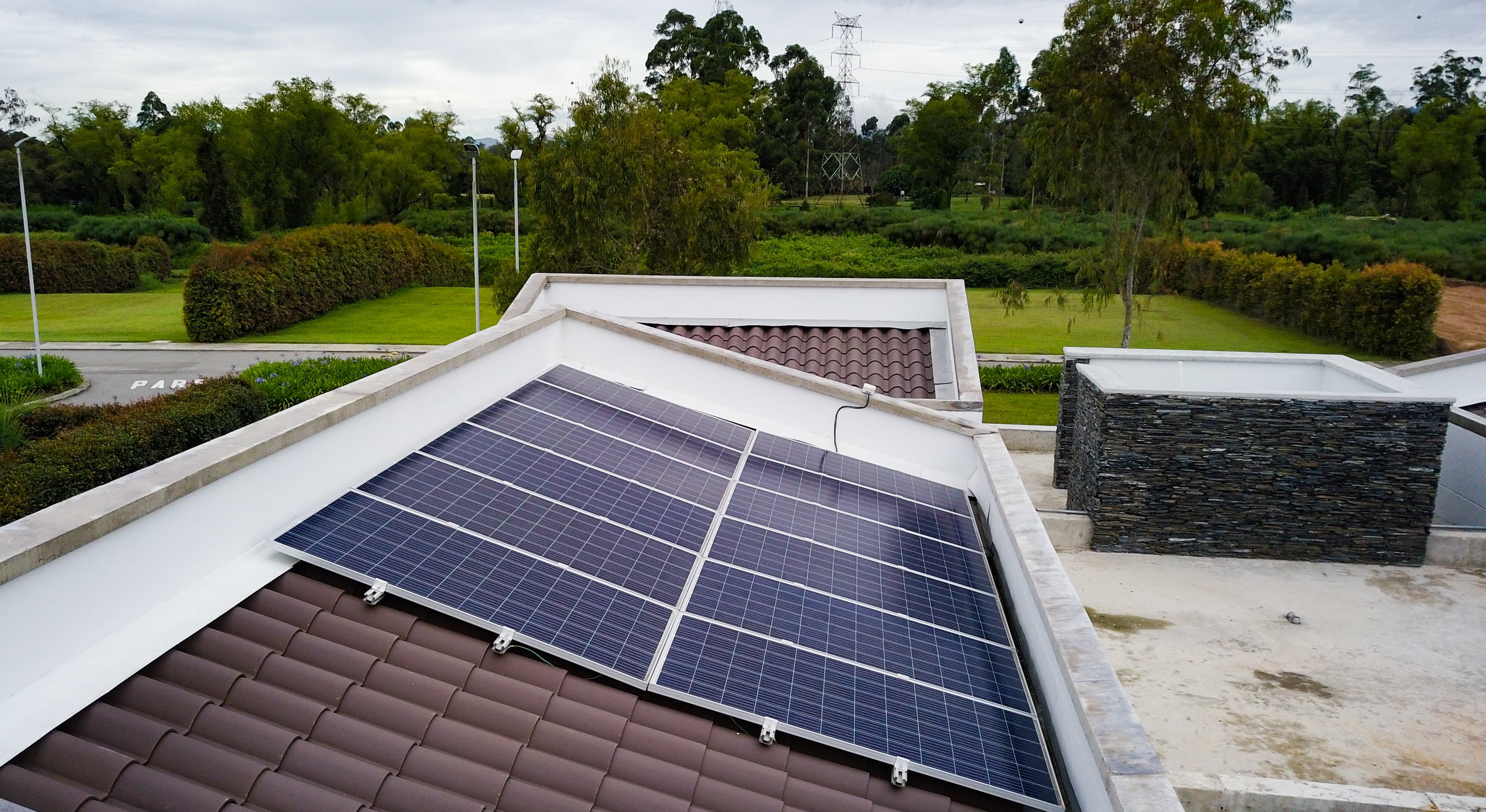 Para calcular el número de paneles que se necesitan, se consideran factores como el consumo de energía, la dimensión del lugar donde se colocarán.