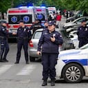 La policía bloquea las calles alrededor de la escuela Vladislav Ribnikar en Belgrado, Serbia, el miércoles 3 de mayo de 2023. Un adolescente abrió fuego la madrugada del miércoles en una escuela en el centro de Belgrado, causando muertos y heridos. (AP Photo/Darko Vojinovic)