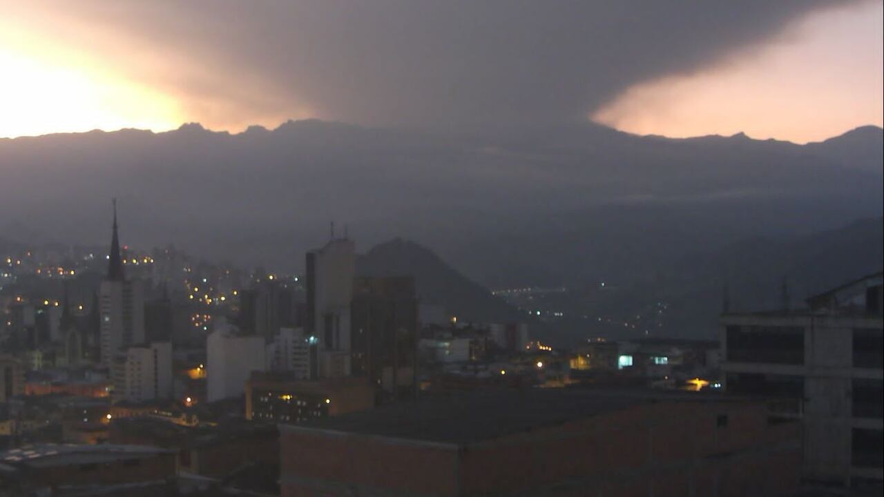 Este fenómeno podría obedecer a la removilización de la ceniza que se encuentra en el suelo, debido a los fuertes vientos de los últimos días