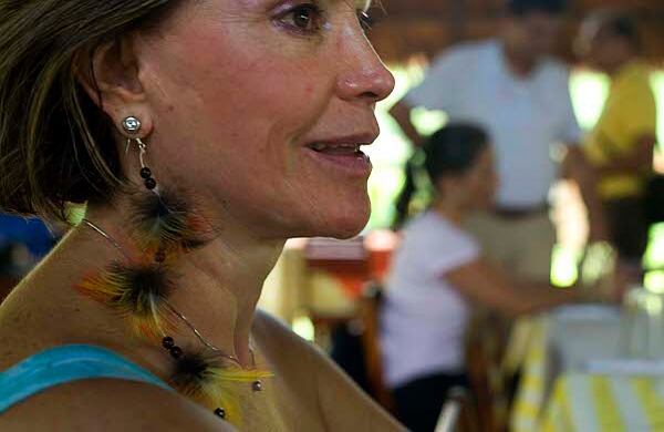 Patricia, una turista luce un arete tipicamente del amazonas, durante un almuerzo en el pueblo de Puerto Nariño.