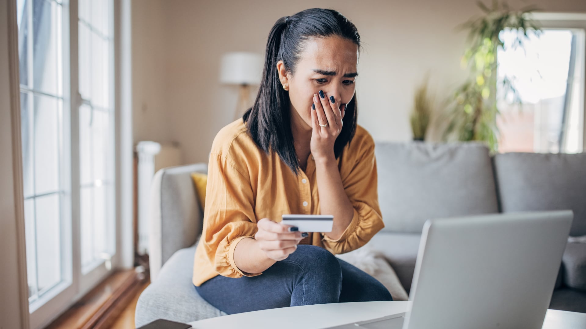 Es fundamental conservar toda la evidencia posible: capturas de pantalla, conversaciones, comprobantes de transacciones y cualquier otro documento que permita reconstruir los hechos.