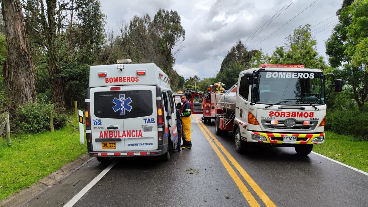 Los Bomberos de Guatavita, Sesquilé y Sopo también hicieron presencia.
