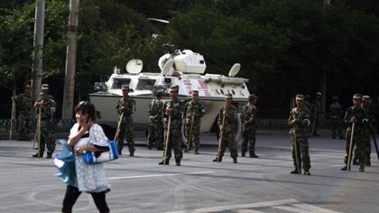 fuerzas paramilitares de la policía china vigilan una calle de Urumqi, al oeste de China.