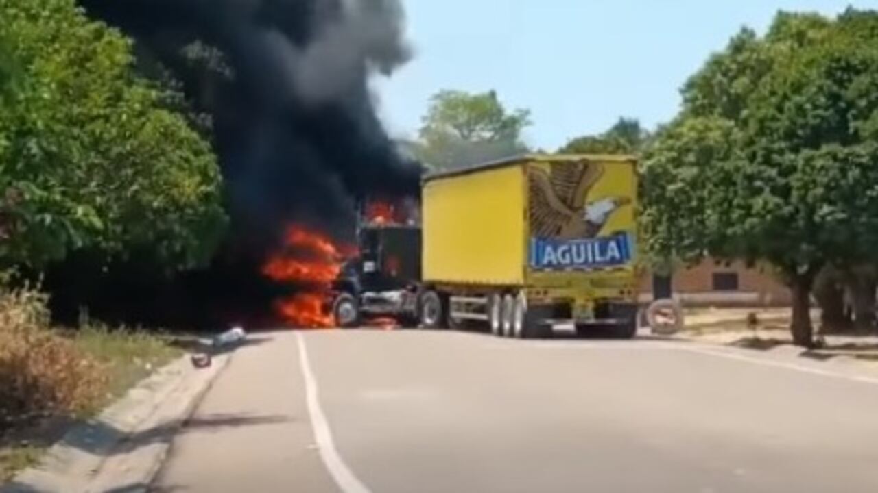 Eln incendia vehículos en Pailitas, Cesar.