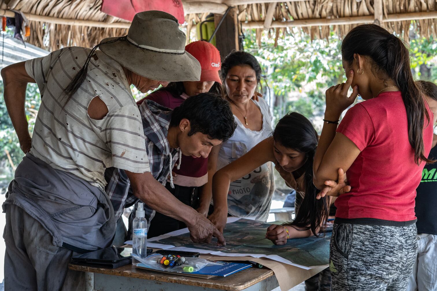 El bosque es fuente del sustento de las comunidades campesinas; allí cultivan sus alimentos y construyen sus casas.