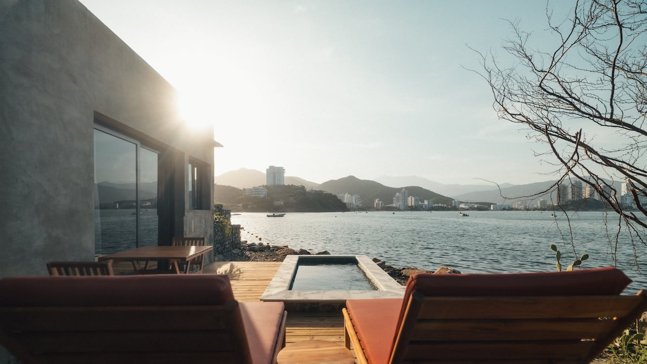 “Perla Roca es un hotel boutique que, después de tres años de trabajo colaborativo con la línea de personalización 1200° de Corona, convirtió más de 3.500 metros cuadrados en un relato visual del Caribe colombiano”, cuenta Alejandro Sierra, gerente de marca de Corona.