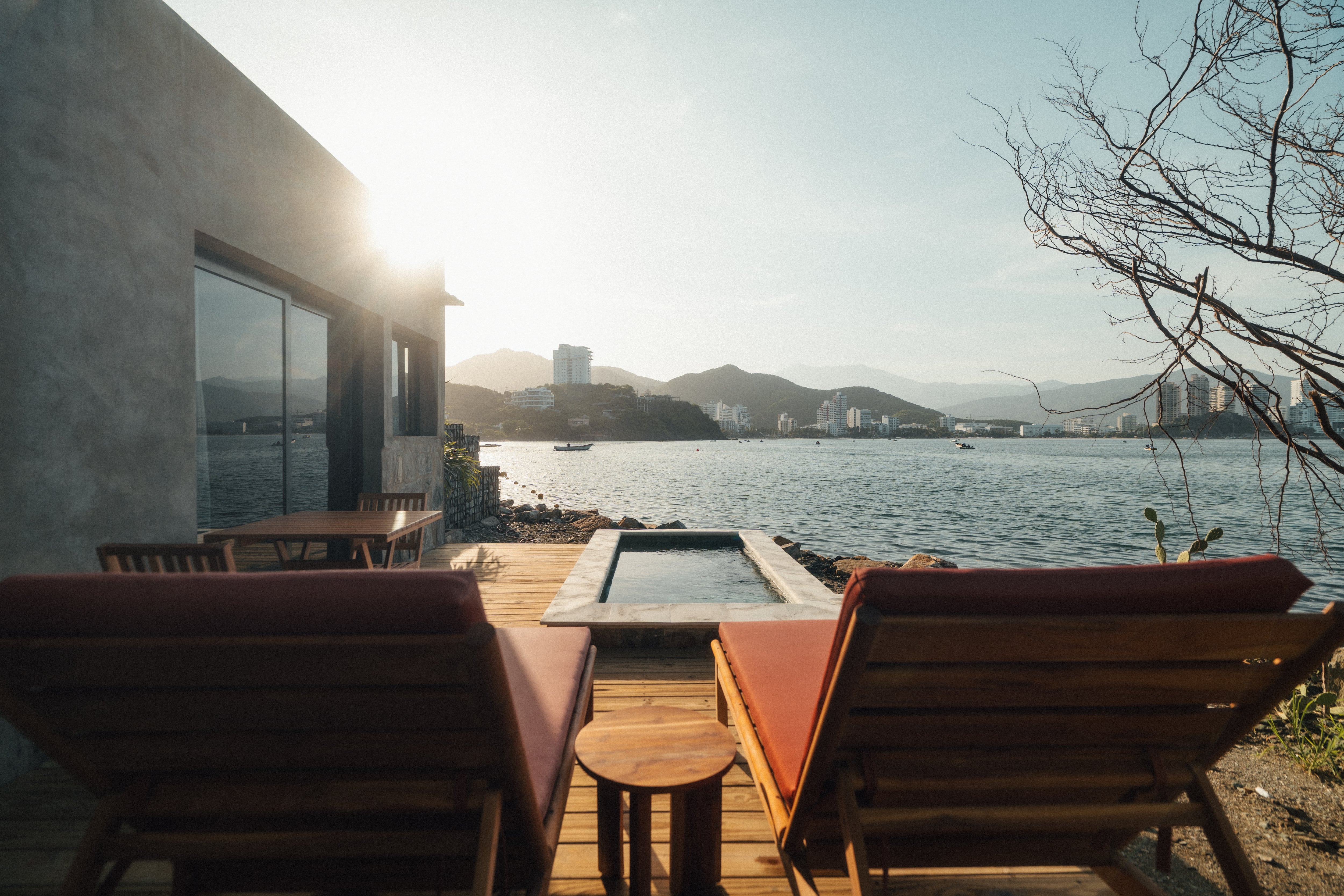 “Perla Roca es un hotel boutique que, después de tres años de trabajo colaborativo con la línea de personalización 1200° de Corona, convirtió más de 3.500 metros cuadrados en un relato visual del Caribe colombiano”, cuenta Alejandro Sierra, gerente de marca de Corona.