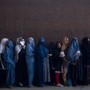 Las mujeres hacen fila para recibir dinero en efectivo en un punto de distribución de dinero organizado por el Programa Mundial de Alimentos, en Kabul, Afganistán, el sábado 20 de noviembre de 2021. Muchas familias afganas que alguna vez tuvieron ingresos estables se han hundido en la desesperación, sin saber cómo pagará su próxima comida. Foto AP / Petros Giannakouris
