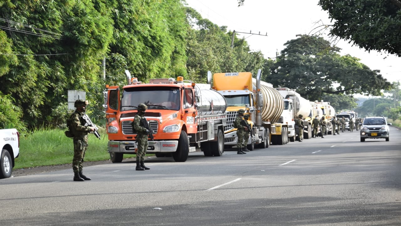 Así custodia el Ejército a los carro tanques que abastecen de gasolina a Cali