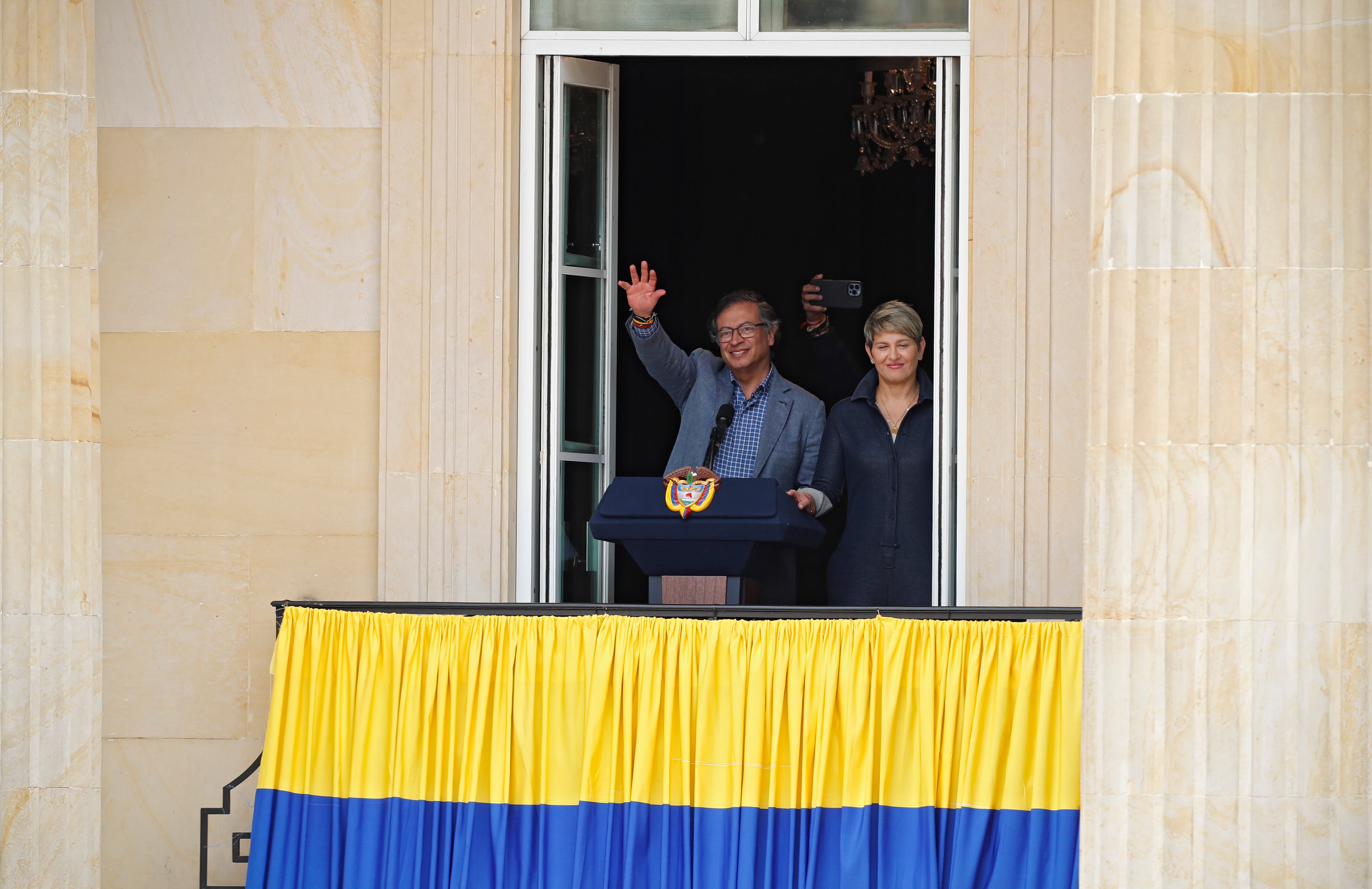 Presidente de la República Gustavo Petro convocó al pueblo el dia de los trabajadores a marchas y que lo acompañaran al discurso  desde el balcón de la Casa de Nariño
Petro saludando
Bogota  mayo 1 del 2023
Foto Guillermo Torres Reina / Semana