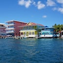 Construcciones coloridas en Bocas del Toro, Panamá.