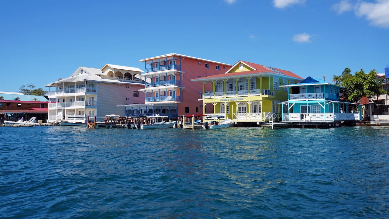 Construcciones coloridas en Bocas del Toro, Panamá.