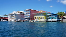 Construcciones coloridas en Bocas del Toro, Panamá.