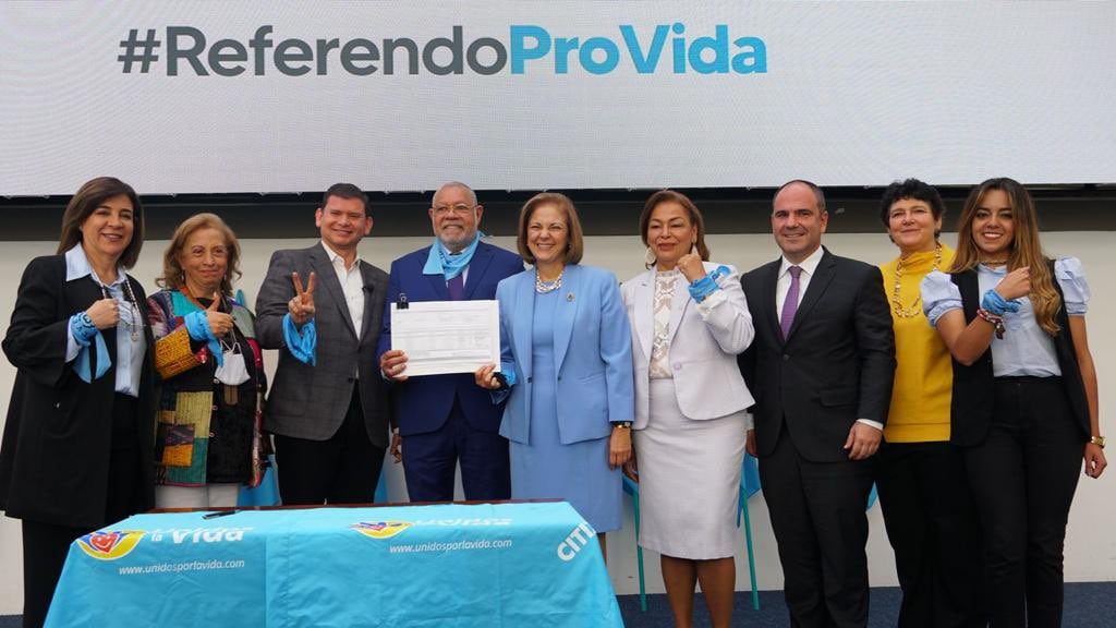 El comité promotor del referendo en contra de la legalización del aborto.