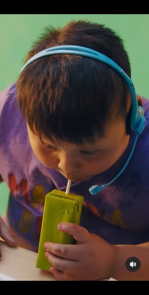 Iker despliega todo un arsenal de ternura y diversión en el adelanto del clip. Foto: Instagram @karolg.