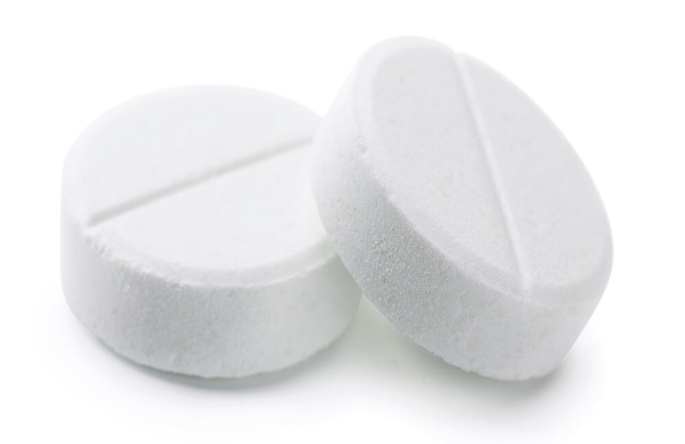 Tomar 325 mg de aspirina al día puede proteger el corazón en algunos casos, pero también aumenta el riesgo de sangrado interno.