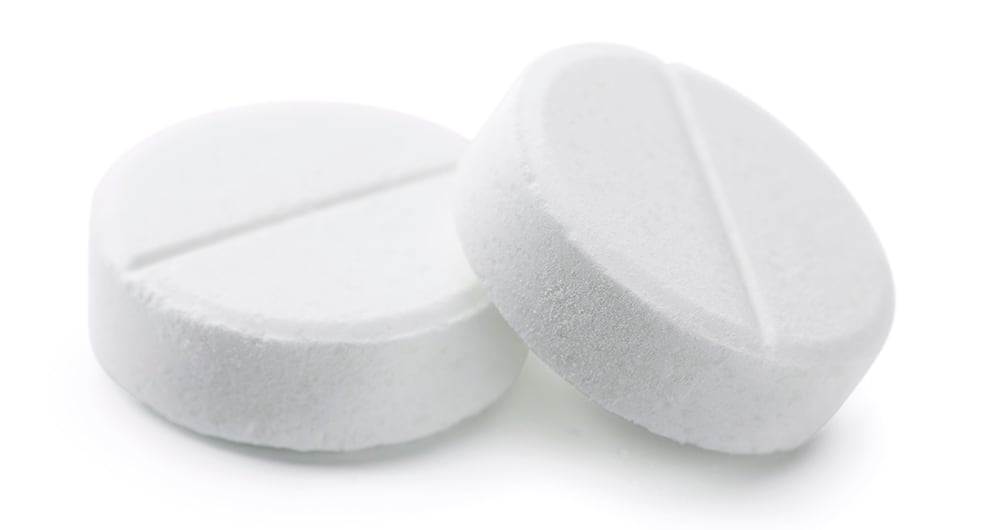 Tomar 325 mg de aspirina al día puede proteger el corazón en algunos casos, pero también aumenta el riesgo de sangrado interno.