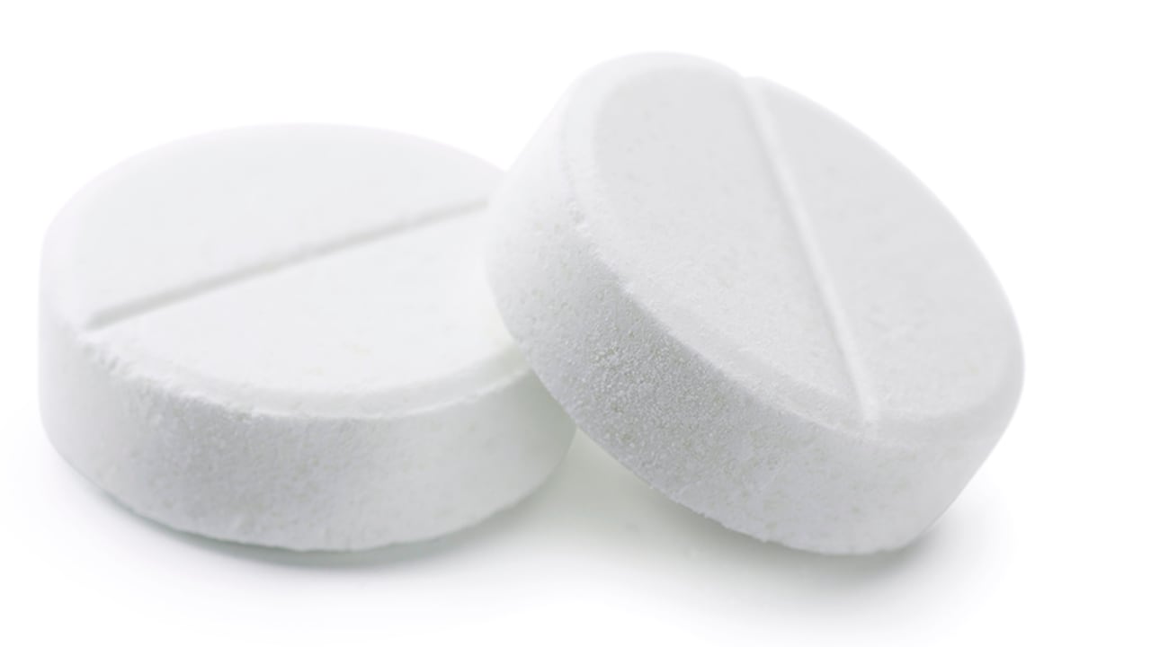 Tomar 325 mg de aspirina al día puede proteger el corazón en algunos casos, pero también aumenta el riesgo de sangrado interno.