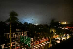 Un transformador eléctrico explotó, creando una luz en el fondo, mientras el huracán Milton toca tierra en Fort Myers, Florida, el 9 de octubre de 2024.