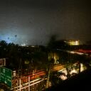 Un transformador eléctrico explotó, creando una luz en el fondo, mientras el huracán Milton toca tierra en Fort Myers, Florida, el 9 de octubre de 2024.