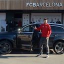 Gerard Piqué recibe su nuevo coche Audi durante una presentación de Audi en el Camp Nou el 3 de diciembre de 2013 en Barcelona, España. (Foto de Robert Marquardt/Getty Images)