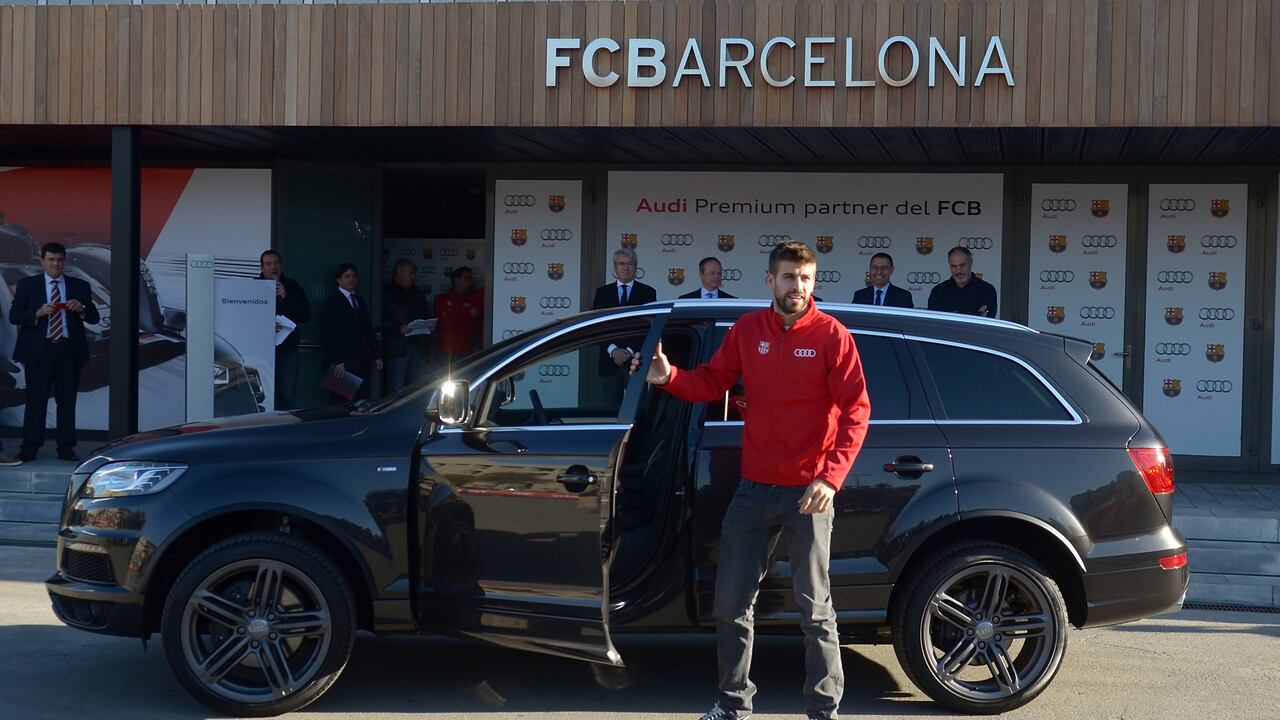 Gerard Piqué recibe su nuevo coche Audi durante una presentación de Audi en el Camp Nou el 3 de diciembre de 2013 en Barcelona, España. (Foto de Robert Marquardt/Getty Images)