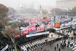 La policía bloquea a manifestantes antigubernamentales frente al Congreso donde los legisladores debaten un proyecto de ley de reforma promovido por el presidente Javier Milei en Buenos Aires, Argentina, el martes 11 de junio de 2024.