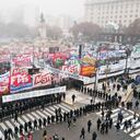La policía bloquea a manifestantes antigubernamentales frente al Congreso donde los legisladores debaten un proyecto de ley de reforma promovido por el presidente Javier Milei en Buenos Aires, Argentina, el martes 11 de junio de 2024.