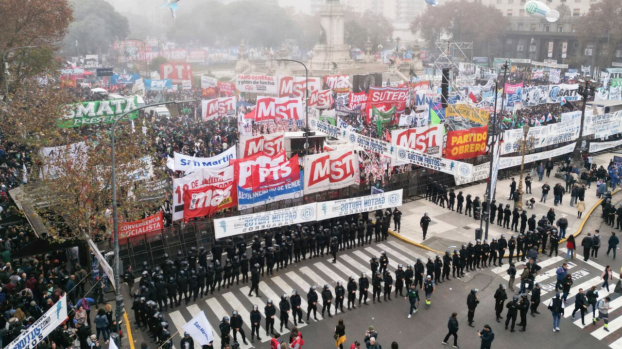 La policía bloquea a manifestantes antigubernamentales frente al Congreso donde los legisladores debaten un proyecto de ley de reforma promovido por el presidente Javier Milei en Buenos Aires, Argentina, el martes 11 de junio de 2024.
