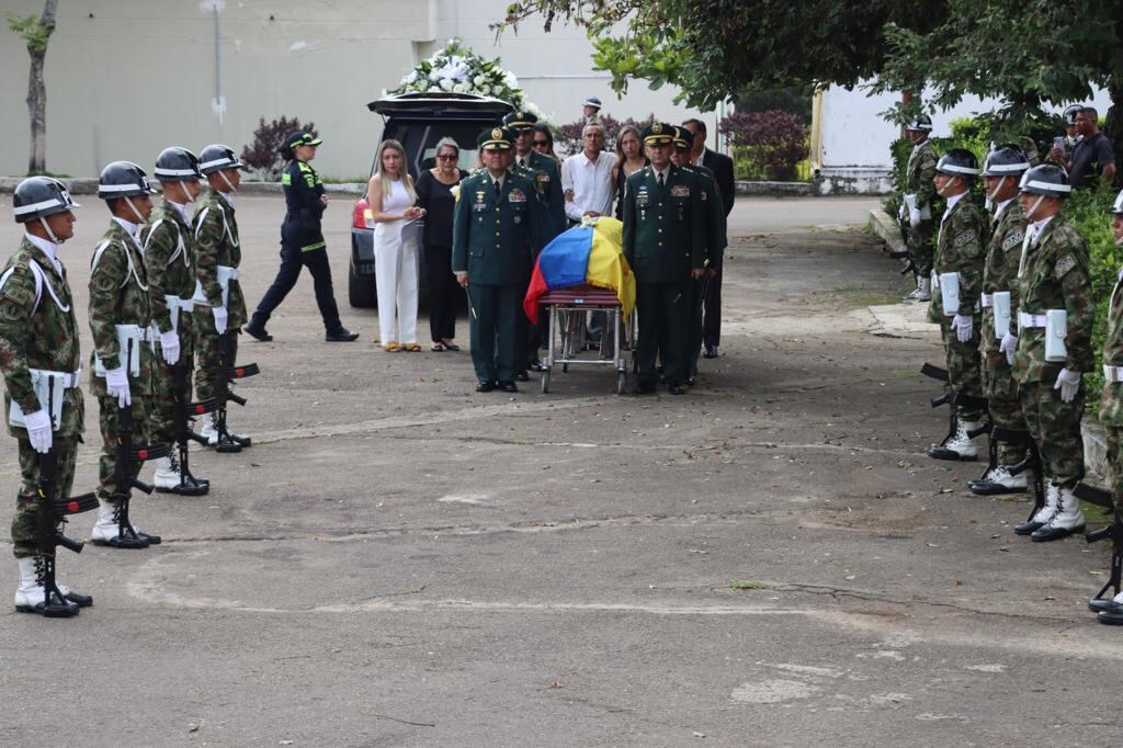 En medio de una calle de honor despidieron al uniformado.