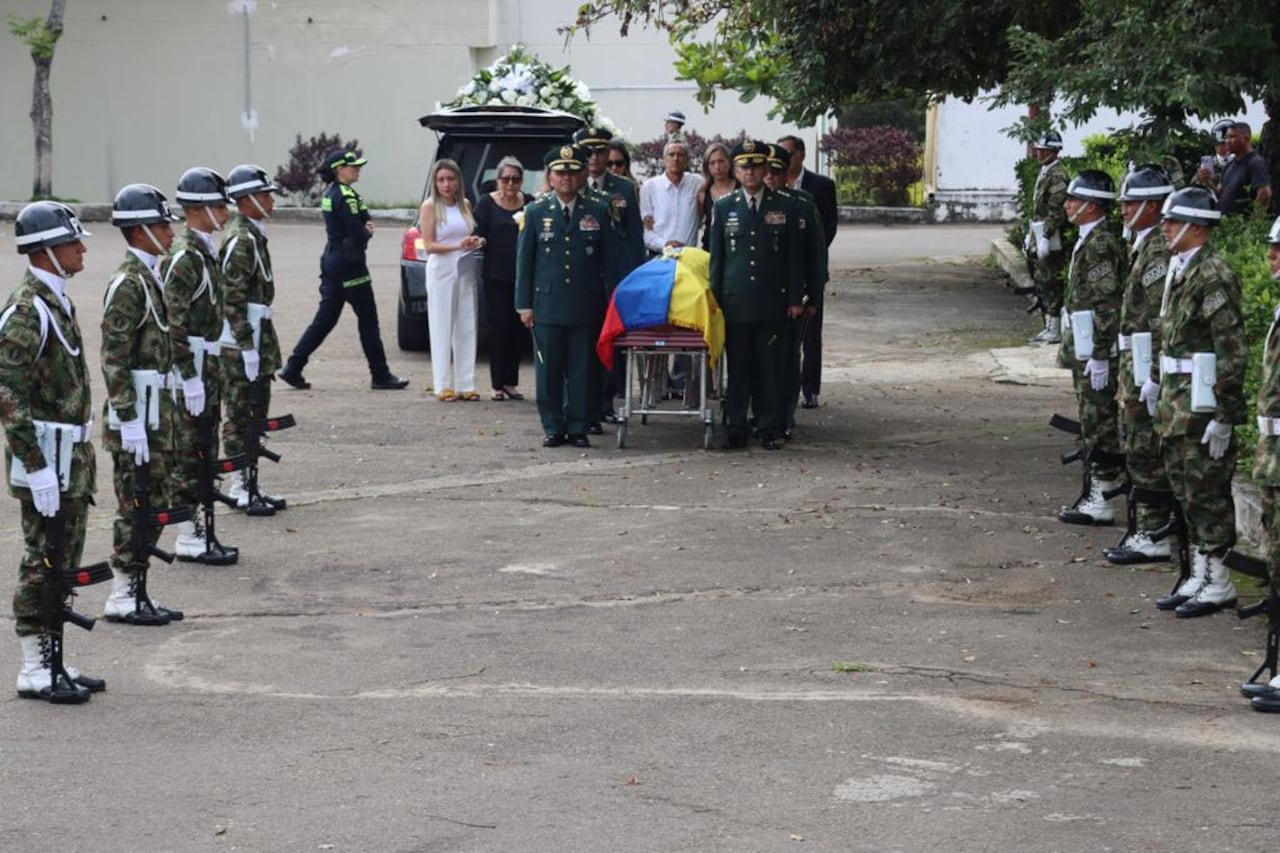 En medio de una calle de honor despidieron al uniformado.