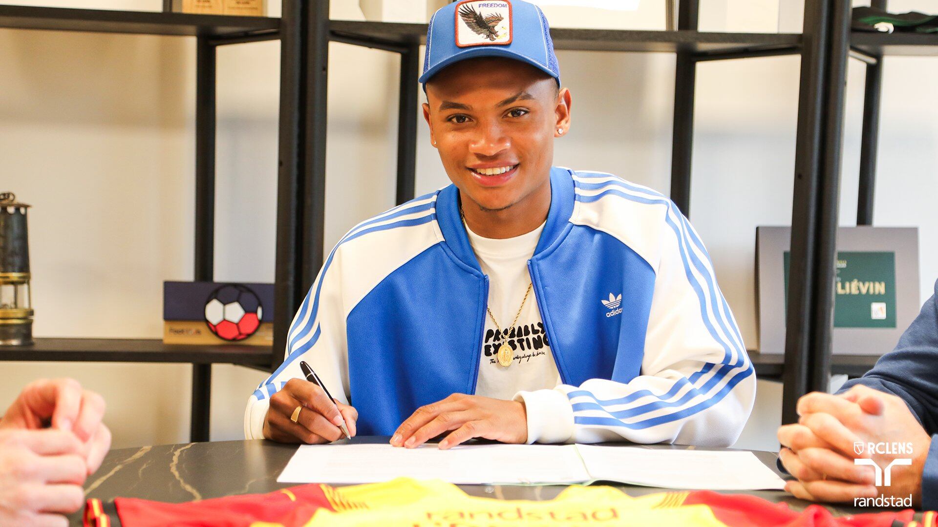 Óscar Cortés firmando su contrato con el RC Lens.