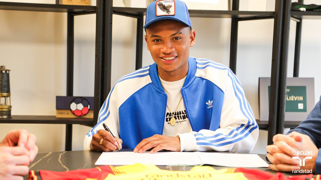 Óscar Cortés firmando su contrato con el RC Lens.