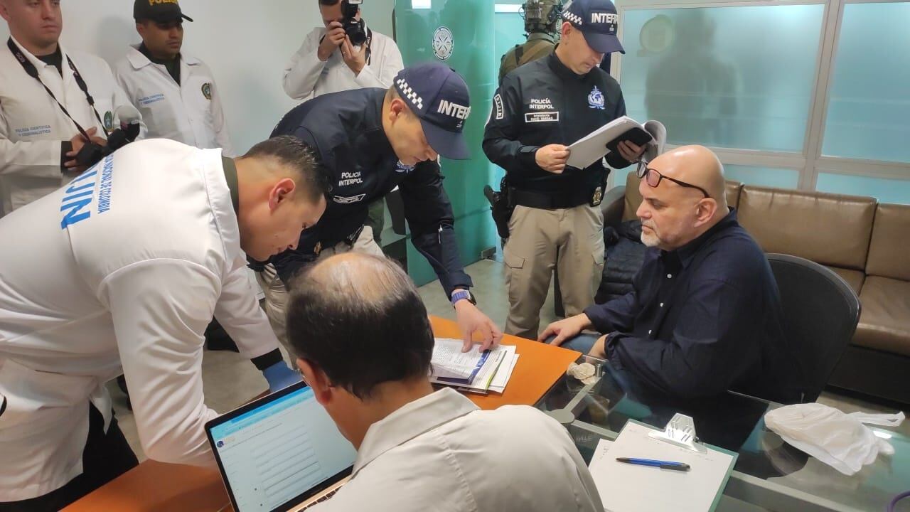 Salvatore Mancuso realiza proceso con Migración Colombia tras su llegada a Colombia.