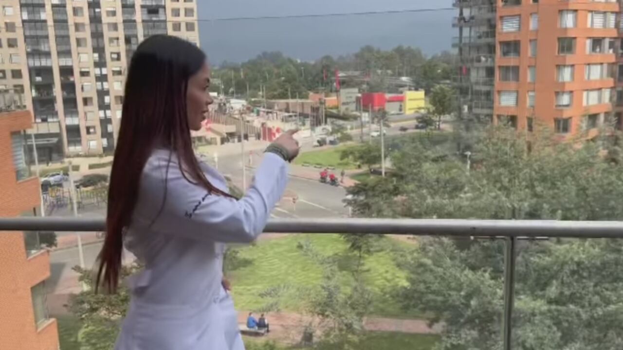 En un video compartido en sus rede sociales, se ve cómo la empresaria llega al sector e incluso es abordada por algunos transeúntes para tomarse fotografías con ella.