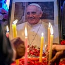 People light candles as they pay respects in front of a portrait of Pope Francis during a condolence meeting in New Delhi on April 21, 2025, following the news of his death. Pope Francis, an energetic reformer who inspired widespread devotion from Catholics but riled traditionalists, died on April 21, aged 88, just a day after greeting delighted worshippers after Easter Mass. (Photo by Sajjad HUSSAIN / AFP)