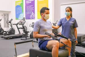 Todo tipo de personas, incluidos los deportistas de alto rendimiento. pueden beneficiarse con los ejercicios de acondicionamiento físico. La atención es personalizada y a cargo de profesionales médicos.