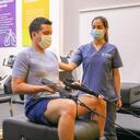 Todo tipo de personas, incluidos los deportistas de alto rendimiento. pueden beneficiarse con los ejercicios de acondicionamiento físico. La atención es personalizada y a cargo de profesionales médicos.